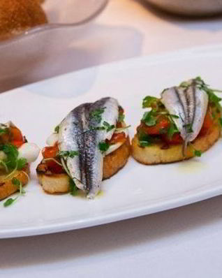 Брускетта с сельдью
