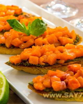 Брускетта с семгой и песто