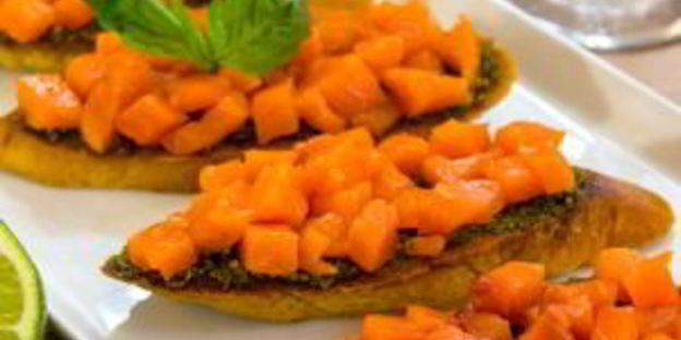 брускетта с семгой и песто