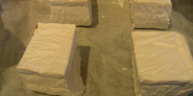 брускетта с теплым козьим сыром и уксусно-горчичной заправкой