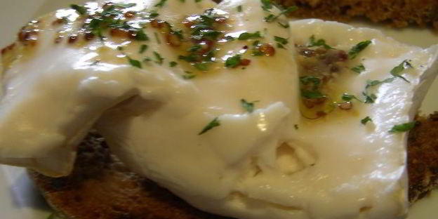 брускетта с теплым козьим сыром и уксусно-горчичной заправкой