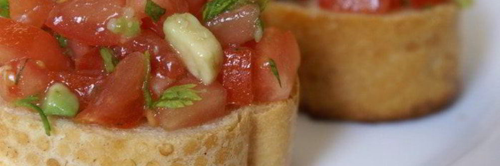 Брускетта с томатами и авокадо