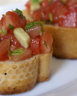 Брускетта с томатами и авокадо
