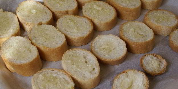 брускетта с томатами и авокадо