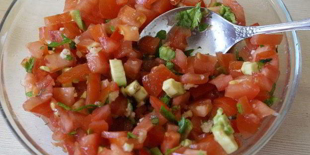 брускетта с томатами и авокадо