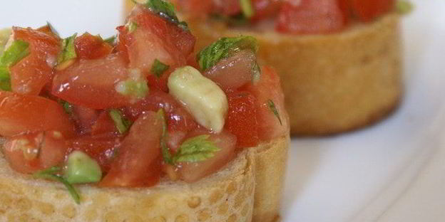 брускетта с томатами и авокадо