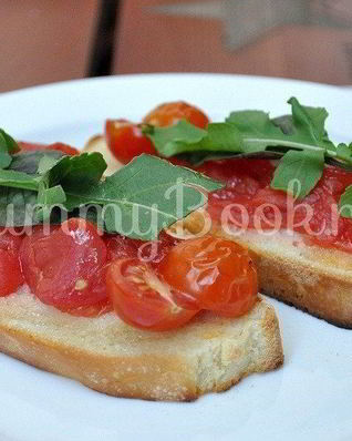 Брускетта с томатами и базиликом