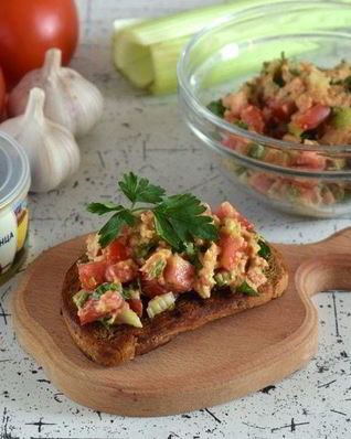 Брускетта с тунцом и сельдереем