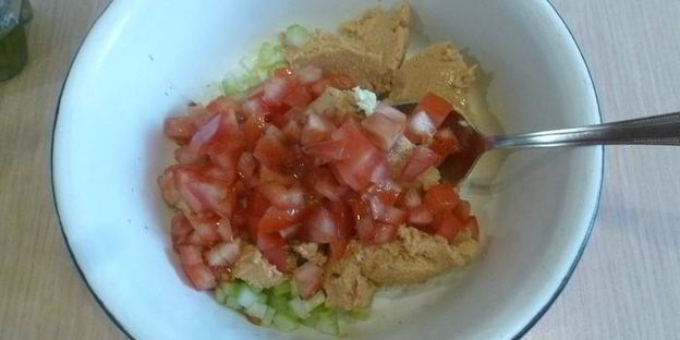 брускетта с тунцом и сельдереем