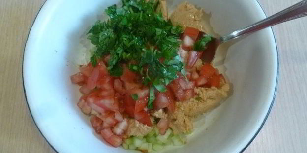 брускетта с тунцом и сельдереем