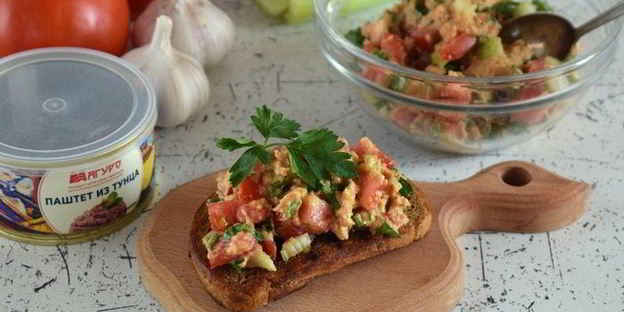 брускетта с тунцом и сельдереем