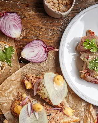 Брускетта с тунцом