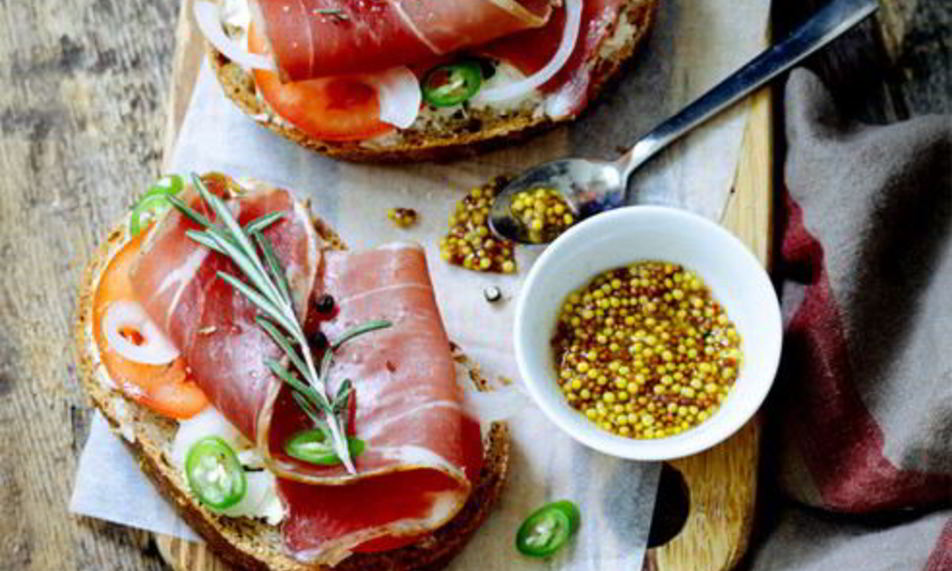 Рецепт брускетты с ветчиной, сыром и помидорами
