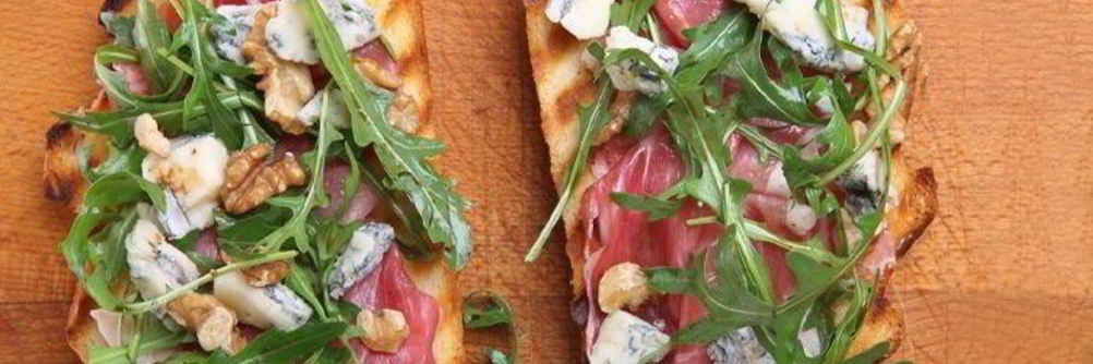 Брускетта с ветчиной