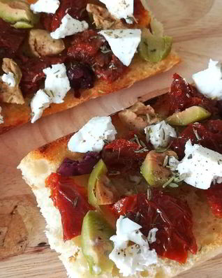 Брускетта с вялеными томатами, оливками и брынзой