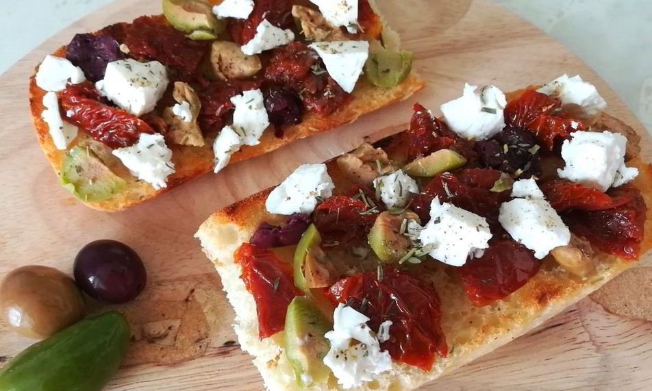 Рецепт брускетта с вялеными томатами, оливками и брынзой