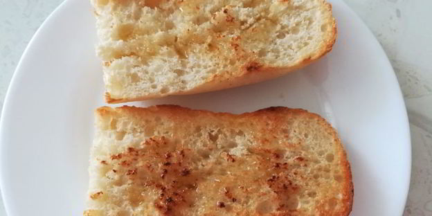 брускетта с вялеными томатами, оливками и брынзой