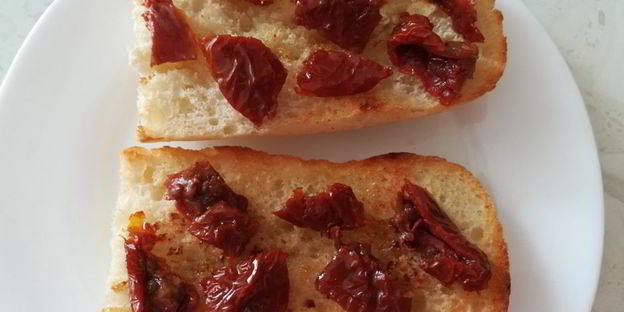 брускетта с вялеными томатами, оливками и брынзой