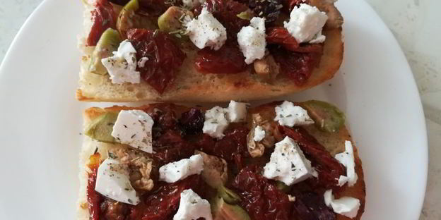 брускетта с вялеными томатами, оливками и брынзой