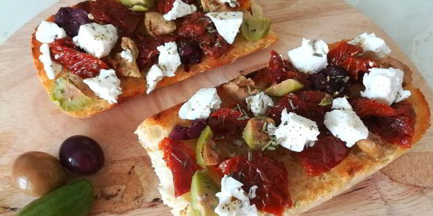 брускетта с вялеными томатами, оливками и брынзой