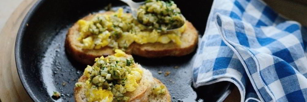 Брускетта с яйцом, оливками и петрушкой