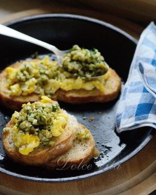 Брускетта с яйцом, оливками и петрушкой