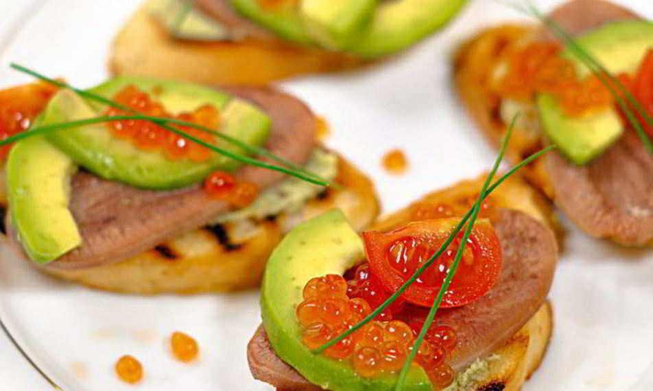 Рецепт брускетты с языком и авокадо