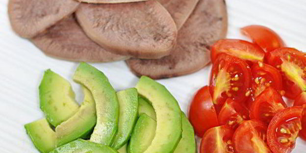 брускетта с языком и авокадо