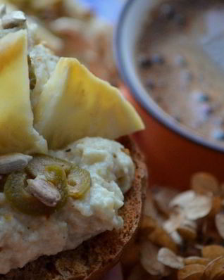 Брускетта с запеченным корнем сельдерея и оливками