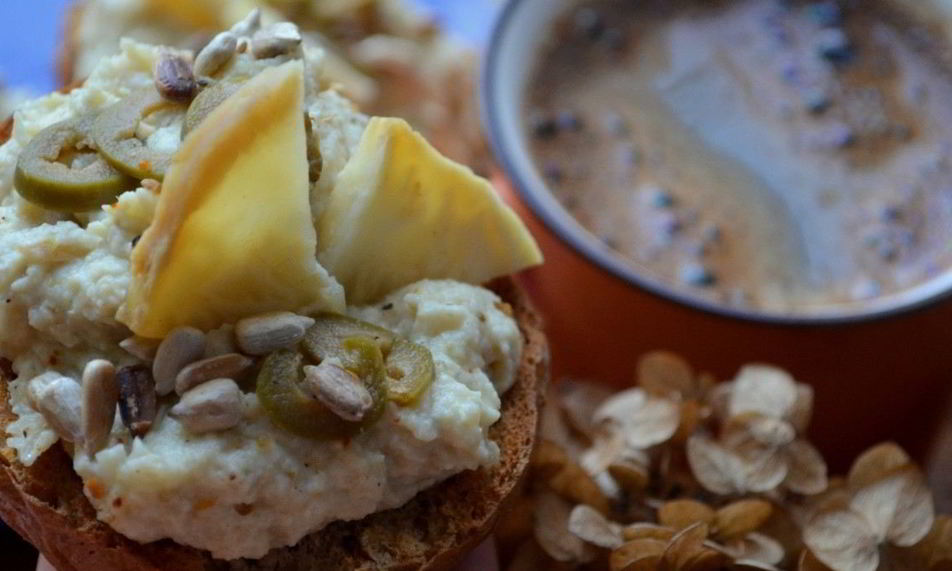 Рецепт брускетты с запеченным корнем сельдерея и оливками