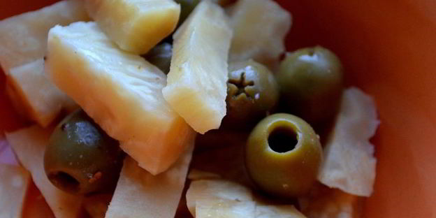 брускетта с запеченным корнем сельдерея и оливками