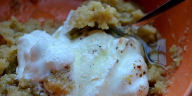 брускетта с запеченным корнем сельдерея и оливками