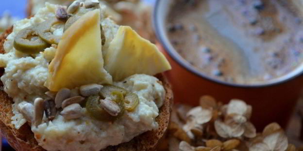 брускетта с запеченным корнем сельдерея и оливками