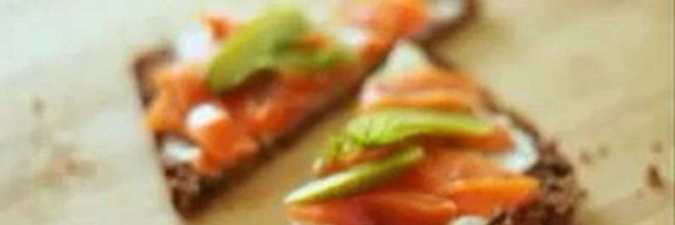 Брускетта со сливочным сыром и копченой рыбой