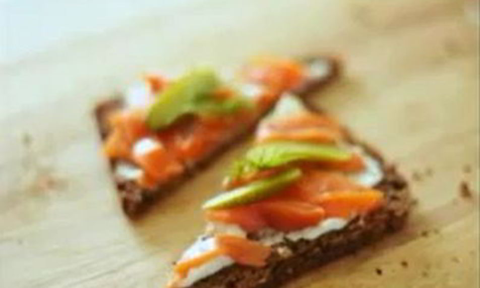 Рецепт брускетты со сливочным сыром и копченой рыбой