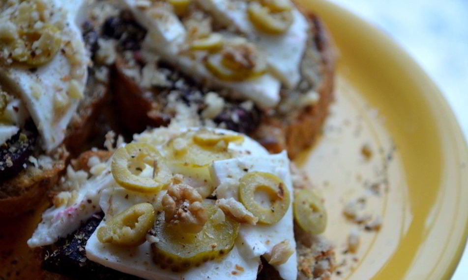 Рецепт брускетты со свеклой, мягким сыром и корнишонами