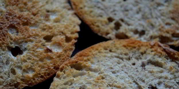 брускетта со свеклой, мягким сыром и корнишонами