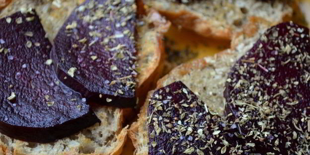 брускетта со свеклой, мягким сыром и корнишонами