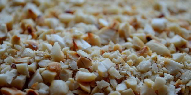 брускетта со свеклой, мягким сыром и корнишонами