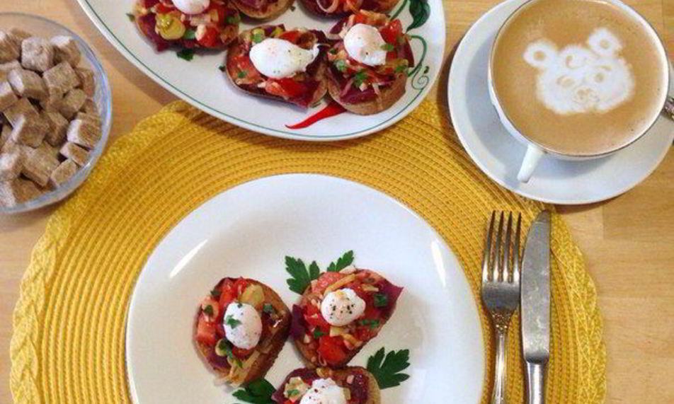 Рецепт брускетт с бастурмой и яйцом пашот из перепелиного яйца
