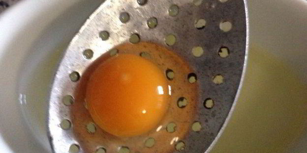 брускетты с бастурмой и яйцом пашот из перепелиного яйца