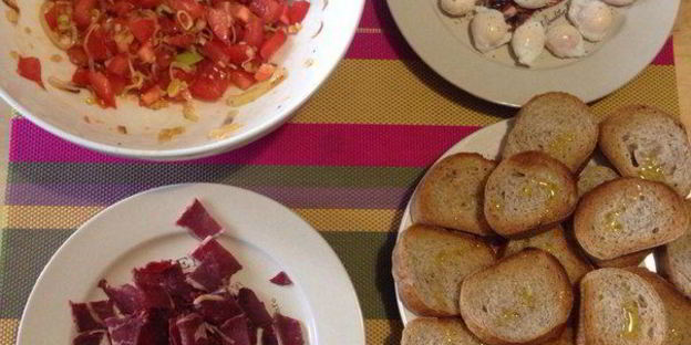 брускетты с бастурмой и яйцом пашот из перепелиного яйца