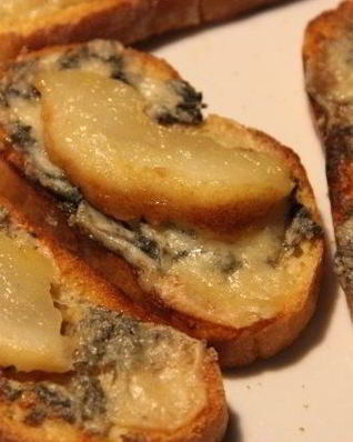 Брускетты с грушей и сыром