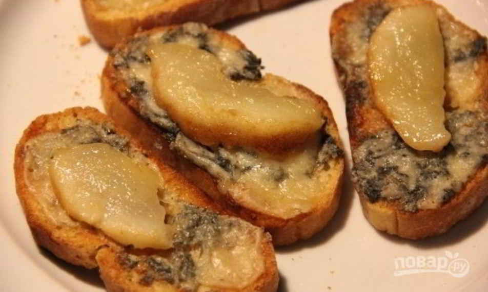 Рецепт брускетт с грушей и сыром