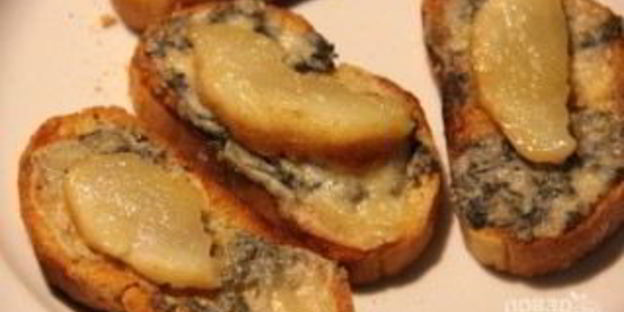 брускетты с грушей и сыром