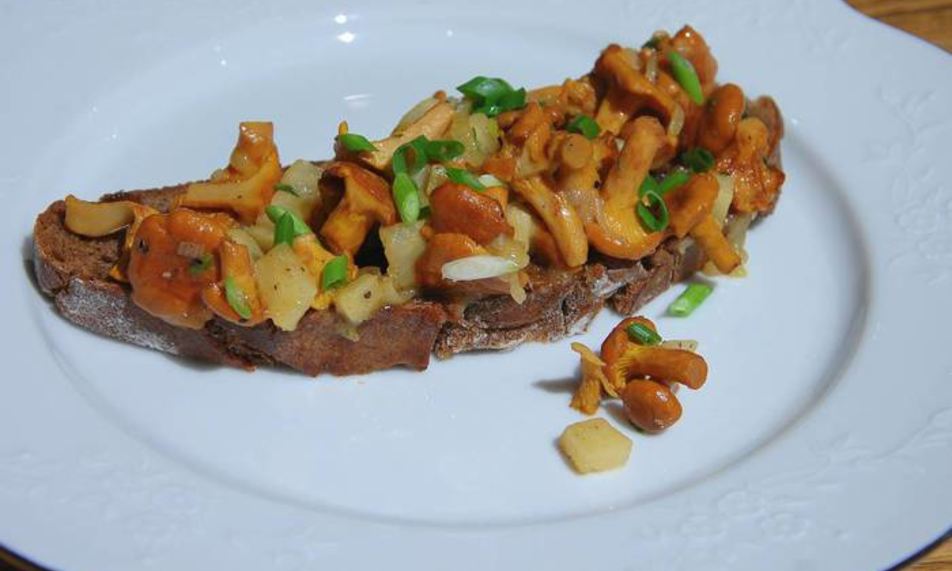 Рецепт брускетт с лисичками, сельдереем и зеленым луком