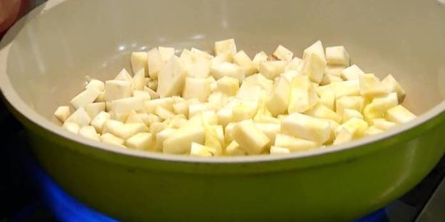 брускетты с лисичками, сельдереем и зеленым луком