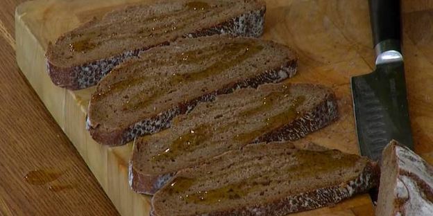 брускетты с лисичками, сельдереем и зеленым луком