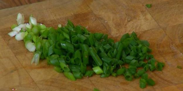 брускетты с лисичками, сельдереем и зеленым луком