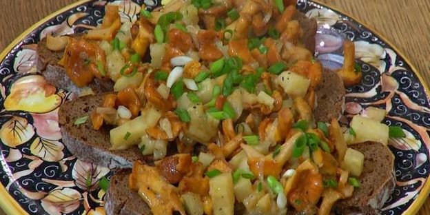 брускетты с лисичками, сельдереем и зеленым луком